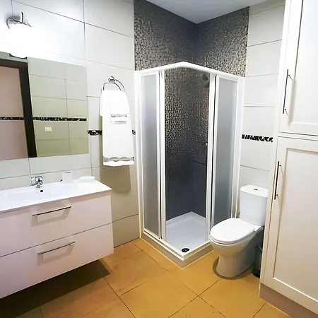 Con Piscina Compartida Y Parking Gratis Cerca De Tartessus דירה